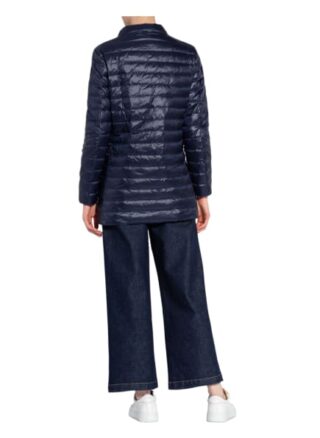 Blauer Daunenjacke, Blau