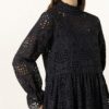 Mrs & Hugs Kleid aus Lochspitze, Schwarz