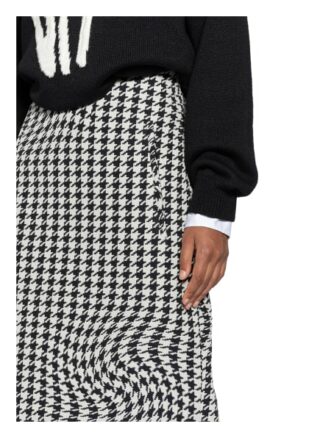Off-White Rock, Schwarz