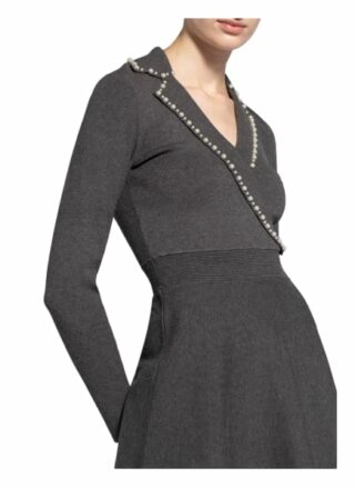 Sandro Strickkleid mit Perlenbesatz, Grau