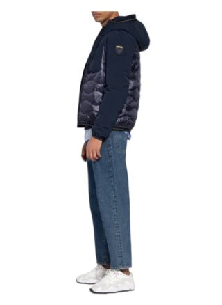 Blauer Daunenjacke Im Materialmix blau