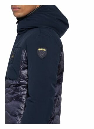 Blauer Daunenjacke Im Materialmix blau