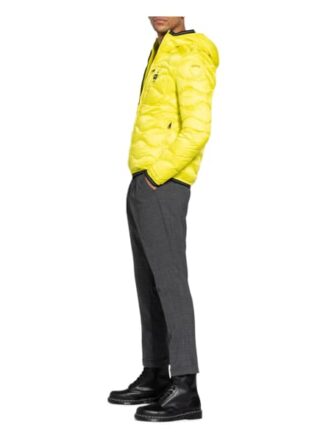 Blauer Daunenjacke gelb