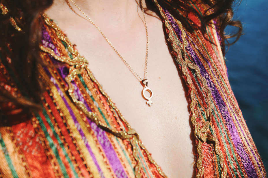 Damen Kette in Gold mit Symbol, Halskette Damen in Gold, goldene Halskette mit Symbol